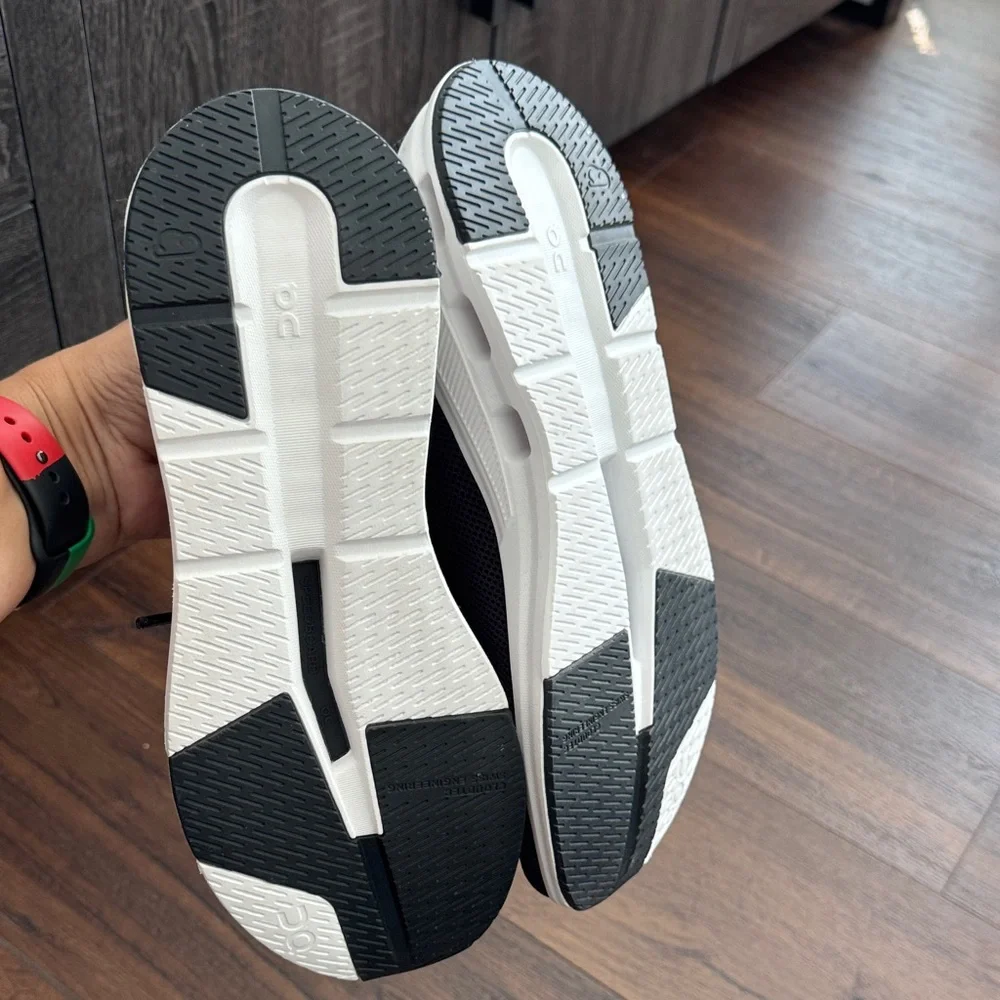 On Running Cloudeasy Men's Black and White Sneakers. No Box
